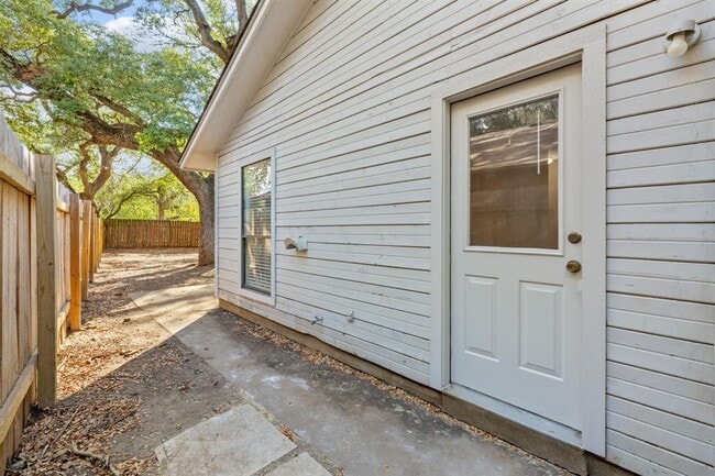 Building Photo - 2518 Howellwood Way