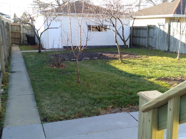 Building Photo - 8439 W Castle Island Ave