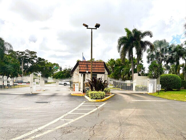 Building Photo - 3940 Inverrary Blvd