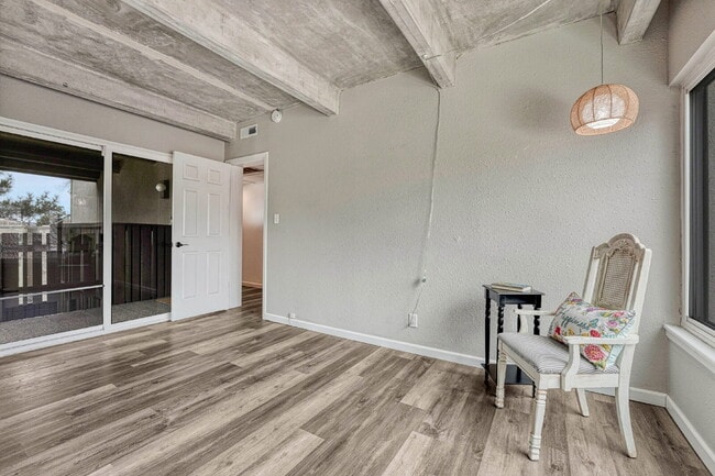 Building Photo - Charming 3-Bed Penthouse Condo in Denver with 2 full bathrooms! – Open Floor Plan *Move in specia...