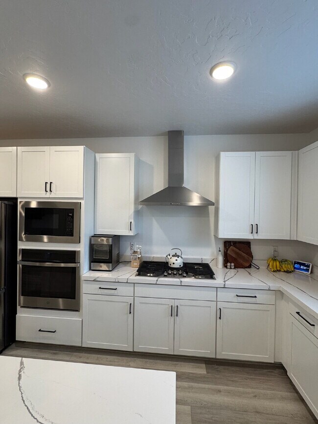 Building Photo - "Spacious 4-Bed Townhouse with Scenic Views & Rooftop Patio in American Fork!"