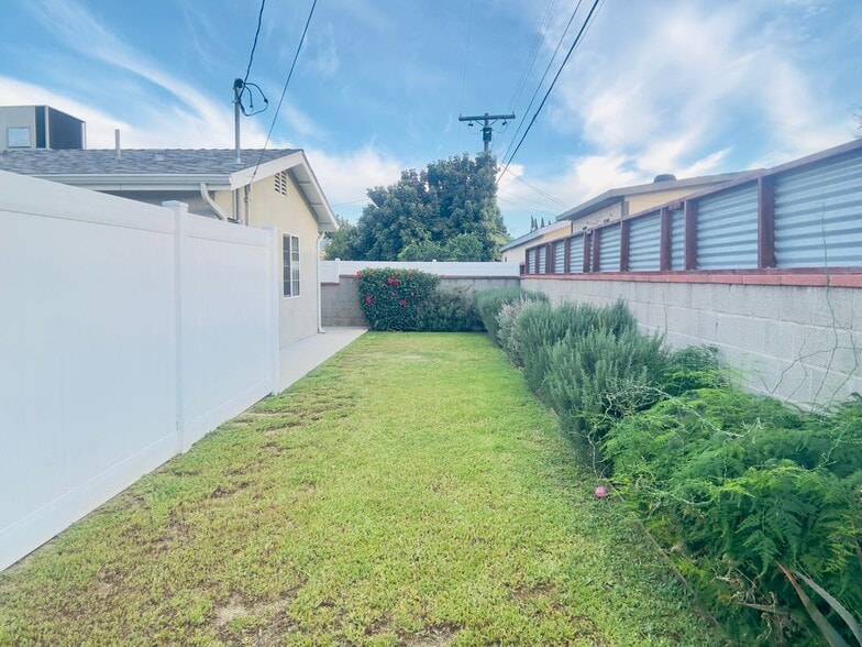 Building Photo - 8655 Ranchito Ave