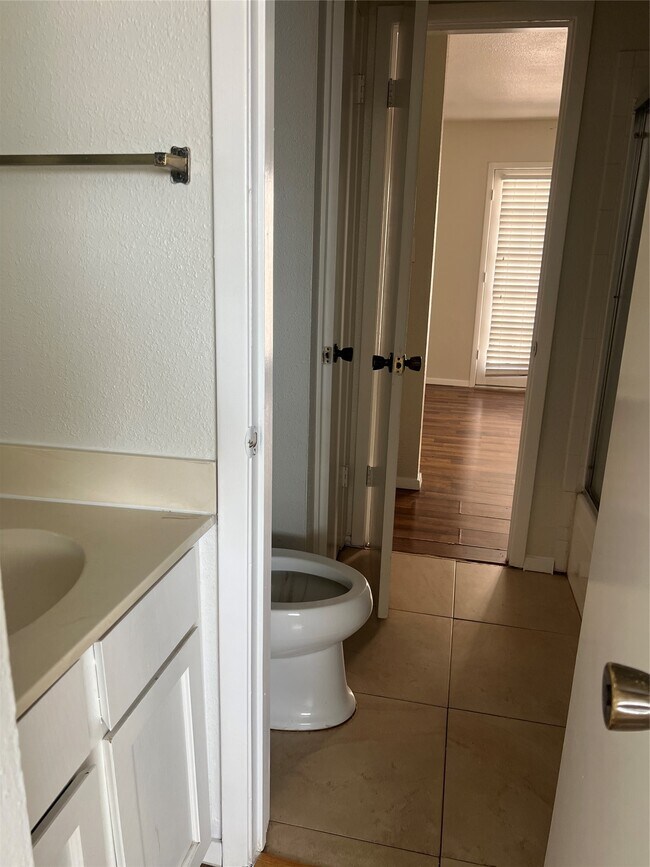 Building Photo - 6111 Beverly Hill St