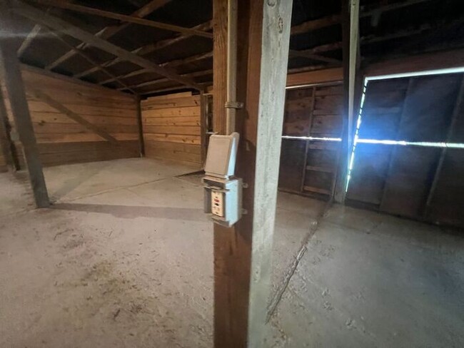 Building Photo - Freshly paint! No Carpet! Barn/Garage! Fir...