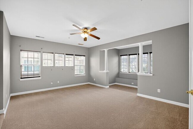 Building Photo - 2983 Devonfield Ave