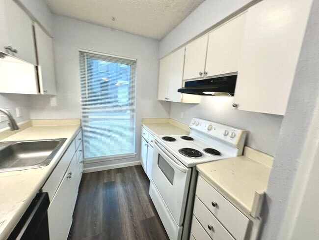 Building Photo - 3822 Southway Dr