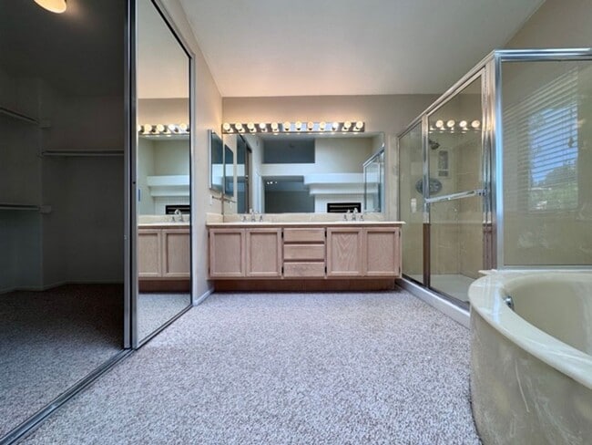 Building Photo - Spacious 4 Bedroom Home with Expansive Bac...