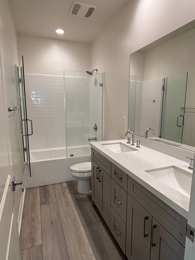 Building Photo - Bright Four-Bedroom Townhome in Whittier and Walkable Palm Park