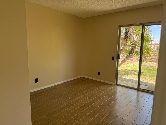 Building Photo - 1480 Sunflower Cir N