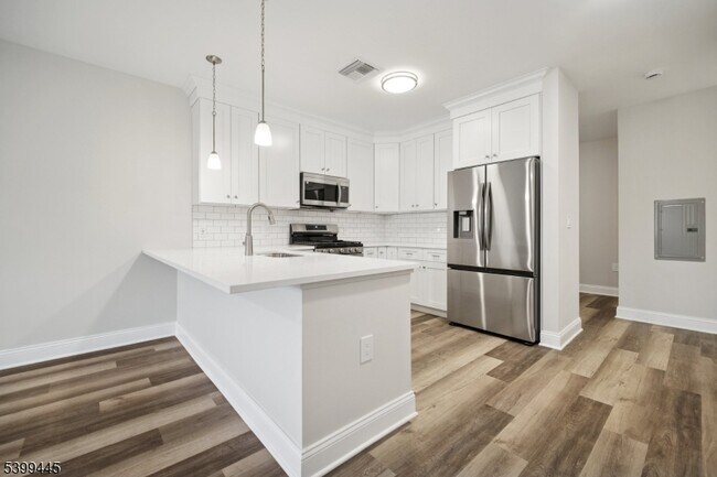 Building Photo - 246 Main St