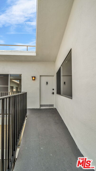Building Photo - 621 San Vicente Blvd