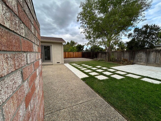 Building Photo - Spacious 4-Bedroom 2.5 Bath Single-Story H...