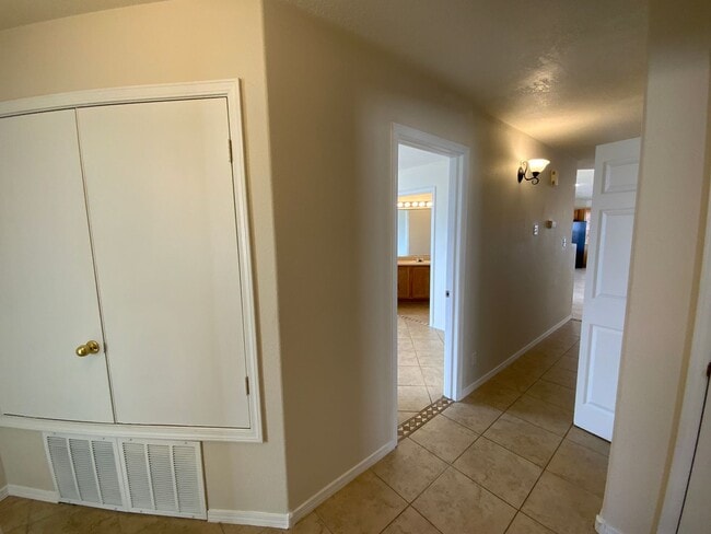 Building Photo - 3 Bedroom Single Story Home Available Near Unser Blvd NE & King Blvd NE!