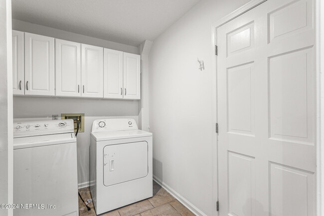 Building Photo - 8621 Goodbys Trace Dr