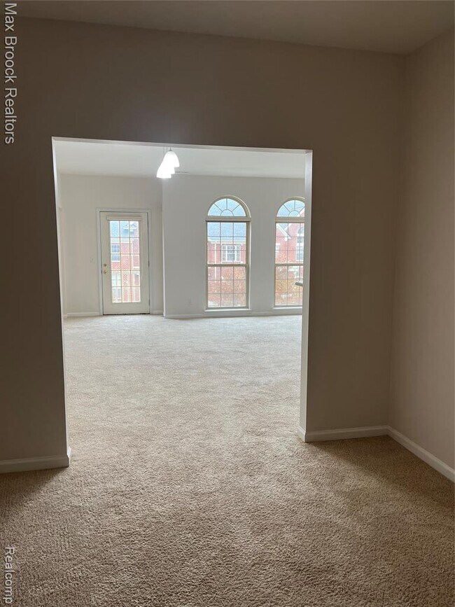 Building Photo - 3255 Camden Dr