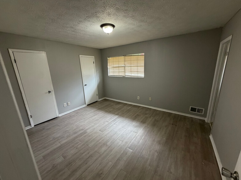 Building Photo - Room in Townhome on Northdale Rd