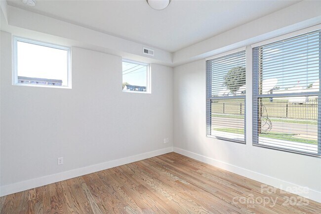 Building Photo - 2027 Isom St