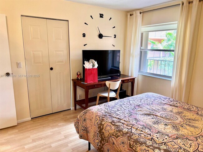 Building Photo - 2841 Somerset Dr