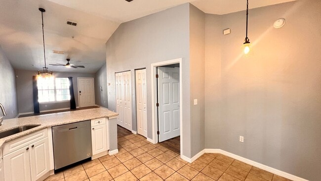 Building Photo - Stylish 2BR/2BA Condo in the Heart of Oviedo – Comfort, Convenience & Resort-Style Living! WASHER...
