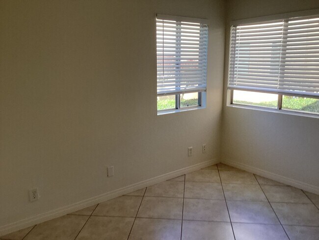 Building Photo - Downstairs Condo Located in the Gated Community of Las Palmas