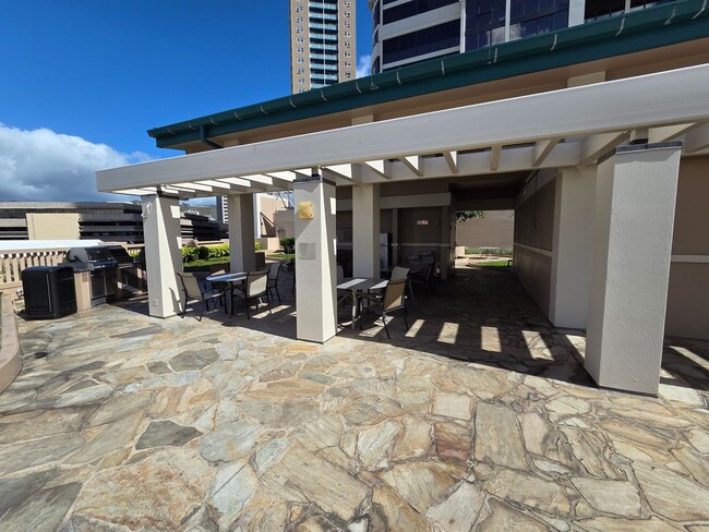 Building Photo - Immaculate Contemporary Living in Kaka‘ako- 2 bedroom, 2 bathroom, 1 covered parking stall, and I...