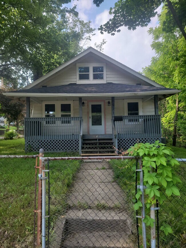 Primary Photo - 921 Baird St