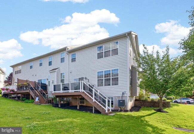Building Photo - 271 Fairfield Cir W