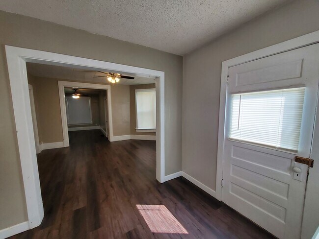 Building Photo - Remodeled 2 Bd with huge kitchen, dining room and living room