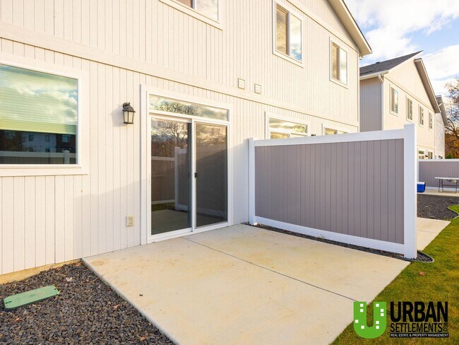 Building Photo - Woodlawn Duplex