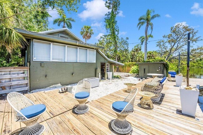 Building Photo - 2027 Panama Dr