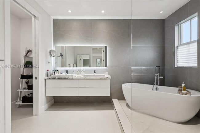 Building Photo - 7420 SW 54th Ct