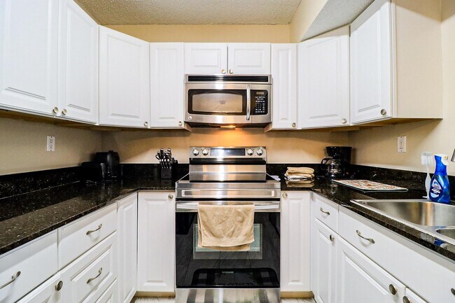 Building Photo - 450 Palm Cir W