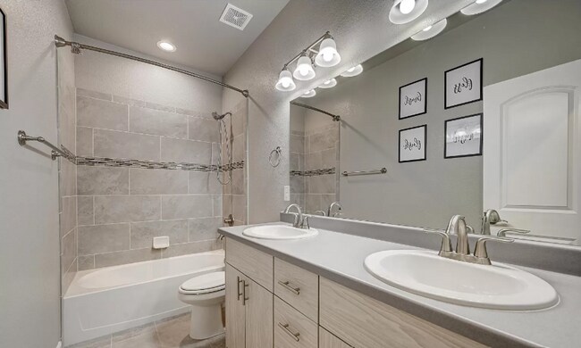 Building Photo - Charming town-home style condo Coming June 2026!