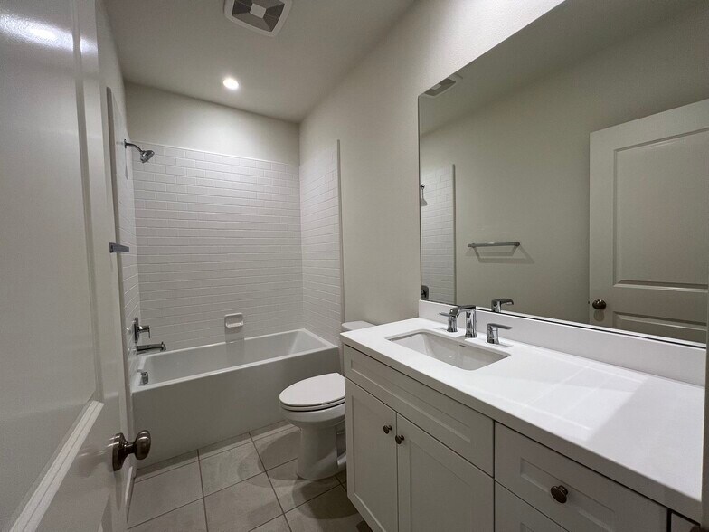Building Photo - 104 Sugarwood