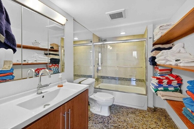 Building Photo - 2555 Collins Ave