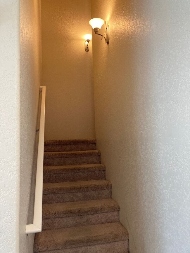 Building Photo - 2 Bedroom 2.5 Bath Townhome