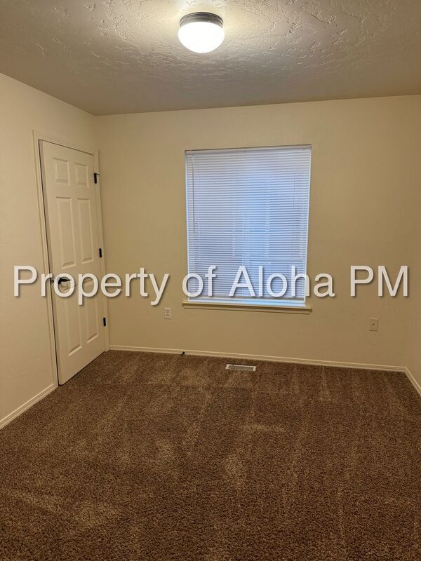 Building Photo - 1071 W Pine Ave