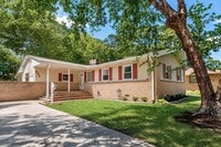 Building Photo - One level home in Beechwood