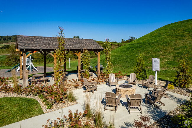 Fire Pit and Picnic Area - The Landing at Meadow View