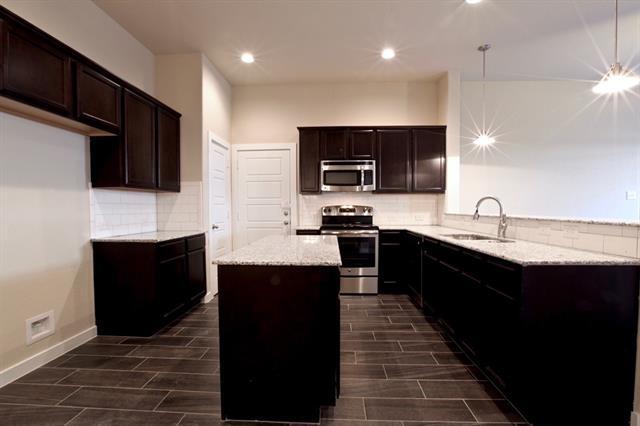 Building Photo - 1033 Skyview Ct
