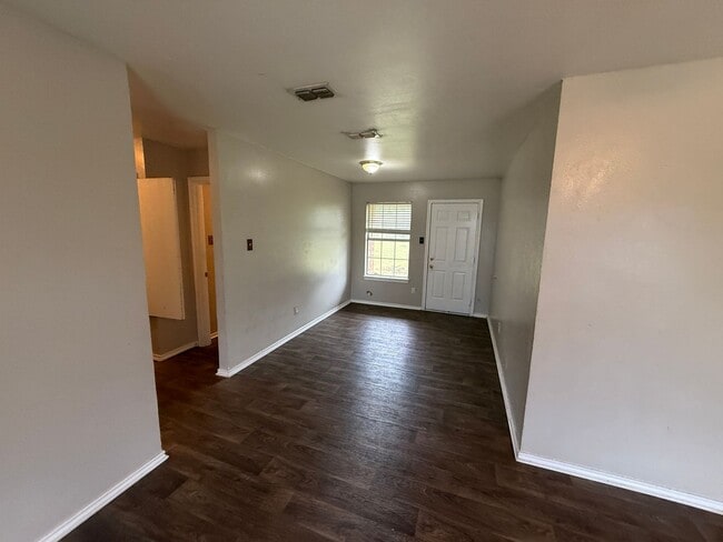 Building Photo - 3-bed/2-bath with garage!