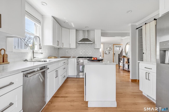 Building Photo - 855 Riverside Dr