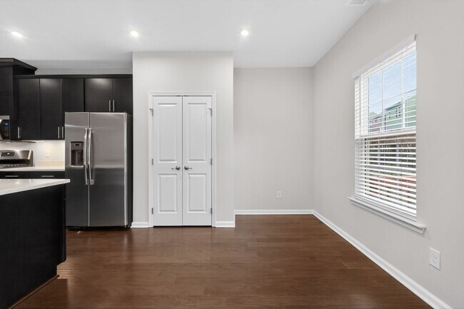 Building Photo - Spacious 4-Functional Bedroom Townhome Near RTP & Brier Creek
