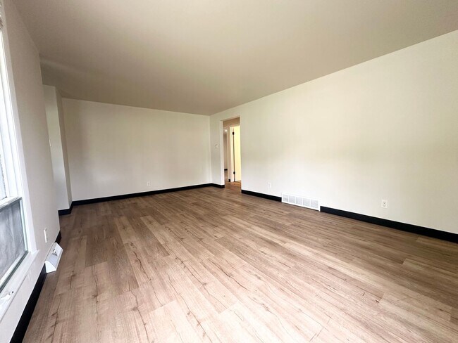 Building Photo - 490 St Bernard Dr