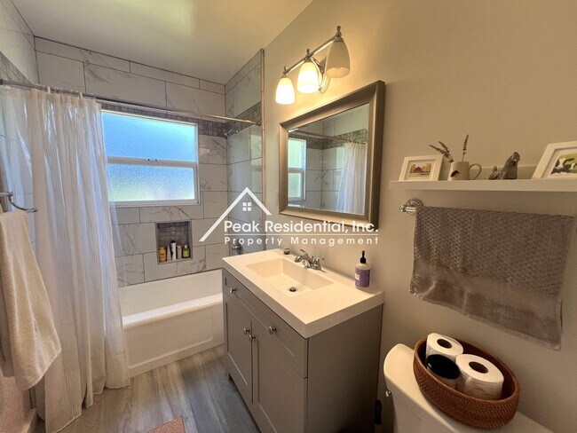 Building Photo - Charming 2bd/1b Home Near UCD Med Center!