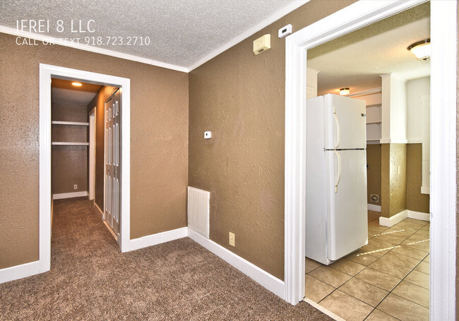 Building Photo - 3 bed one bath upstairs unit in two level ...