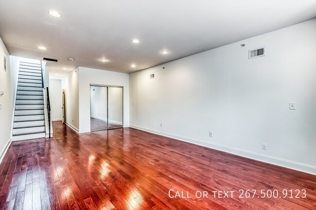 Building Photo - 1456 E Columbia Ave