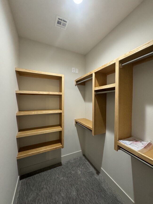 Building Photo - 800 Trails End Ct