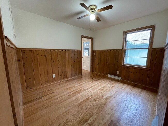 Building Photo - Hartland Single Family Ranch Home, 3 Bed, 1.5 Bath, Attached Garage
