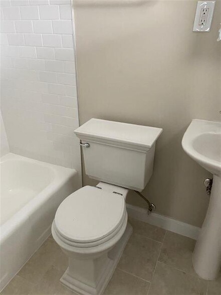 Building Photo - 22 Reed St